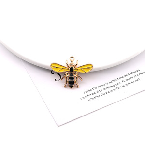 Colgante de aleación con forma de abeja, accesorios de joyería DIY, detalles chapados en amarillo y negro para adorno de llavero - Product Image 2