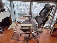Chaise de bureau ergonomique moderne en maille pivotante, réglable, avec base en acier, roulettes silencieuses en PU et dossier ailé – Vente en gros