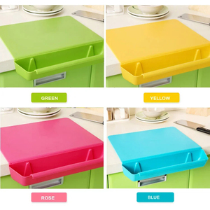 创新的2合1防滑可拆卸砧板一体式设计，带耐用塑料制成的储物篮 - Product Image 2