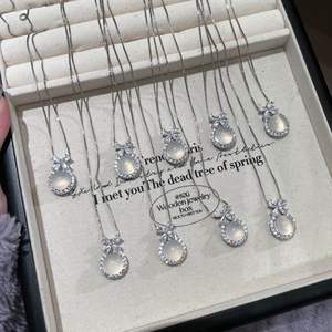 Collar con Colgante de Plata de Ley S925, Diseño Vintage Tejido, Flor de Iris Hueca Dorada, para Mujer, Estilo de Lujo de Alta Gama, con Circonita - Product Image 3