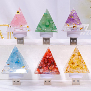 Lámpara Nocturna de Resina Hecha a Mano con Piedras Naturales, Luz Nocturna USB con Fragmentos de Cristal en Forma de Pirámide para Decoración del Hogar y Oficina - Product Image 1