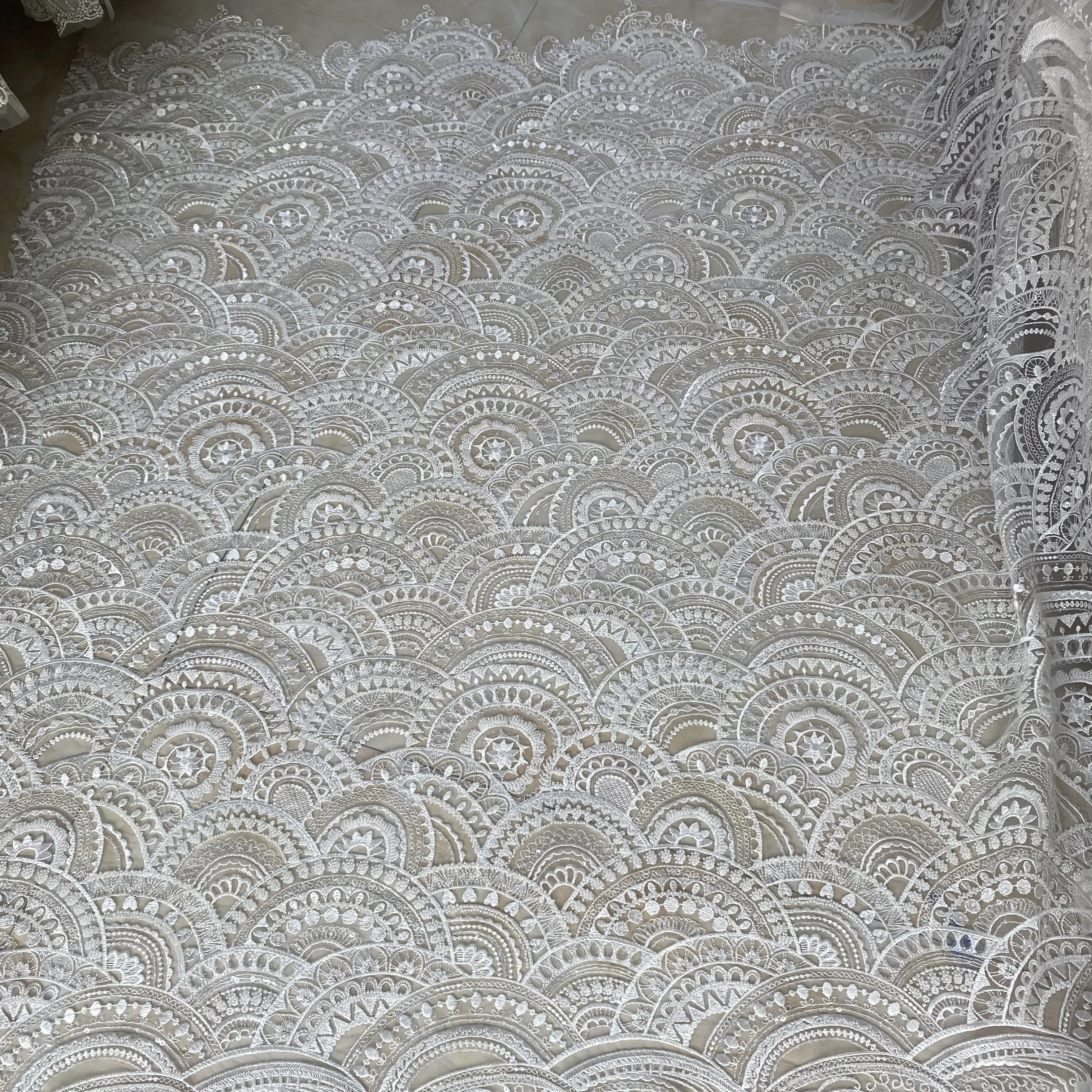 Dessins pour robe de mariée en tissu, motifs avec perles incrustées, en stock, collection