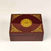 Boîte cadeau en bois brillant avec doublure en suède, insert en mousse, logo personnalisé, charnière métallique pour coffret de parfum et collection de marques haut de gamme