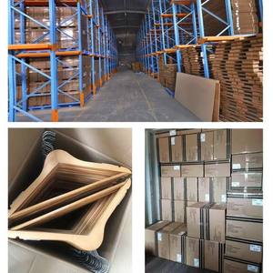 Lavinia P66 Cintres <span class=keywords><strong>en</strong></span> <span class=keywords><strong>bois</strong></span> bon marché pour vêtements Cintres <span class=keywords><strong>en</strong></span> gros Ensemble <span class=keywords><strong>de</strong></span> cintres pour manteau, costume, pantalon et jupes - Product Image 4