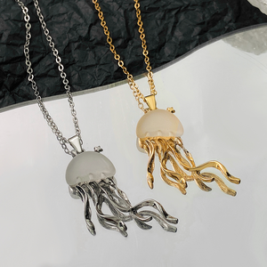 Collier pendentif méduse mate créature de l'océan inspiré chaîne de clavicule en acier inoxydable femmes bijoux marins personnalisables - Product Image 1