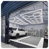 Plafonniers hexagonaux en nid d'abeille LED pour stations de lavage de voiture et ateliers de détail automatique Solutions d'éclairage de garage modernes
