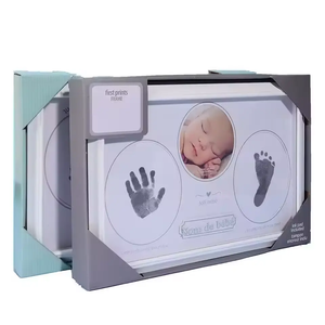 قدم الطفل واليد طباعة تذكار عدة إطار صور خشبي مع وسادة حبر لهدايا حديثي الولادة - Product Image 1