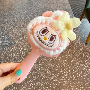 Brosse à cheveux en silicone à long manche pour poupée, motif petit monstre de dessin animé, avec coussin d'air massant, brosse à cheveux creuse Labubu, vente en gros - Product Image 2