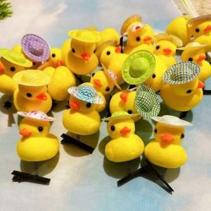 Mignonne et adorable pince à cheveux en peluche canard jaune 3D pour enfants, accessoires de cheveux unisexes de dessin animé, vente en gros - Product Image 2