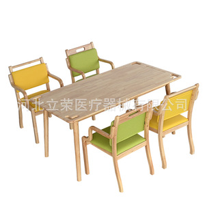 Ensemble table et chaises en bois massif Li Rong pour maisons de retraite avec accoudoirs, sur mesure - Product Image 1