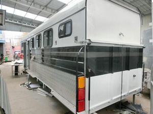 HERUI Luxe Triple-Cheval Col De Cygne En Aluminium Horsebox Aérodynamique Tack Stockage DOT Certification Equine Transport Solution 2 - Product Image 3