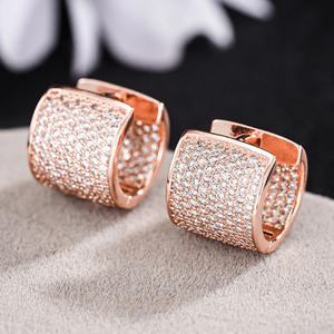 Orecchini a Perno E4801 in Oro Bianco con Micro Inserti di Cristallo, Design Geometrico di Lusso Unisex per Uso Quotidiano - Product Image 5