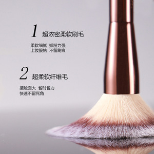 Brocha de maquillaje HG de doble punta con pelo sintético y mango metálico para iluminar y aplicar rubor - Product Image 2
