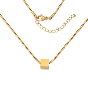 Nouveauté 2024 : Collier pendentif cube en acier inoxydable poli miroir, anti-ternissement, plaqué or, style chaînes tendance, vente en gros - Product Image 1