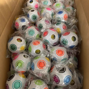 Cubo Antiestrés de Alta Calidad, Juguete Sensorial con 12 Agujeros, Bola Mágica Arcoíris, Rompecabezas de Plástico para Niños, Juego de Fútbol de Dedos - Product Image 3