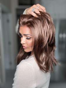 Peluca Corta Marrón Transparente con Frente de Encaje para Mujer, con Capas Naturales, Resistente al Calor, Encaje HD 13x4, Fibra Sintética, para Uso Diario, Fiestas y Cosplay - Product Image 4