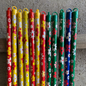 Escoba de madera de eucalipto con mango de madera, ecológica, de secado rápido, para inodoro, con recogedor de PVC colorido y cerdas con diseño de bandera. - Product Image 2