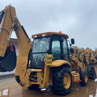 Chargeuse-pelleteuse JCB 3CX 4x4, excavatrice et chargeuse, machine polyvalente adaptée aux exploitations agricoles et aux travaux de construction.