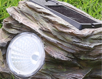Lampe solaire à DEL en résine pour jardin en pierre