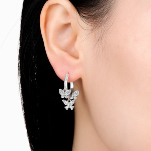 Pendientes de mariposa de latón blanco, resistentes al desgaste, son la elección perfecta para accesorios de fiesta para damas. - Product Image 5