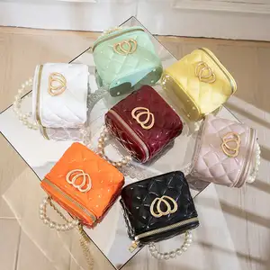 Bolsa de mão pequena em pvc para crianças, mini bolsa de mão com corrente de pérolas e doces, ideal para o verão