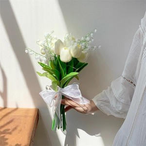 Bouquet de tulipes blanches artificielles et de lys de la vallée en soie, accessoires de mariage, style romantique et rêveur - Product Image 3