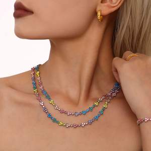 Kalung bunga Plum segitiga berlian penuh perhiasan baja tahan karat berlapis emas 18K - Product Image 3