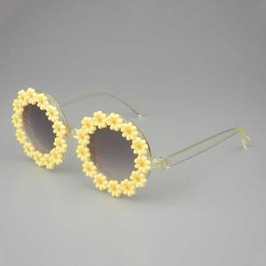 2024 directo de fábrica lindo medio marco verano amarillo gafas de sol niños gafas de moda azul PC precio barato niños niñas ciclismo - Product Image 1