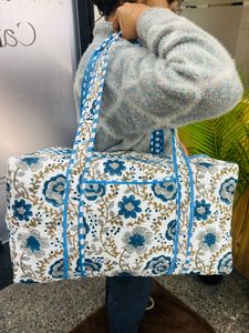 Bolsa de Viaje Grande de Algodón Acolchado Hecha a Mano con Diseño Estampado en Bloque, Bolsa de Mano para Mujer para Fin de Semana - Product Image 3