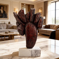 Sculpture en métal abstraite en forme de cœur avec base en marbre, statue en bronze rouge faite à la main pour la décoration de la maison, de l'hôtel ou de la table