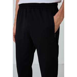 ชุดวอร์มผู้ชาย Air Jones สีแอนทราไซต์ผสมสีดำ รุ่น Jogger ผลิตจากผ้าฝ้ายผสมที่สวมใส่สบาย เหมาะสำหรับกีฬาและกิจกรรมลำลอง - Product Image 3