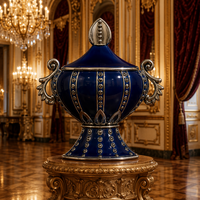 Urne en porcelaine bleu cobalt de style royal européen avec couvercle et accents en argent clouté – Pièce maîtresse de luxe pour la décoration de palais et de maison