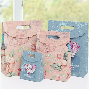 Sac à masque facial en forme de cœur de fleur de papillon de style européen, sac cadeau créatif, sac fourre-tout, sac en papier innovant, sac d'emballage cadeau - Product Image 1