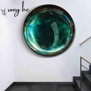 Scultura Artistica in Vetro Iridescente e Metallo - Opera d'Arte Verde Foresta Profondo con Superficie Riflettente per Spazi Commerciali - Product Image 3