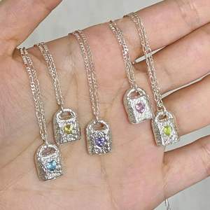 Collar de Plata de Ley S925 con Ágata en Forma de Corazón, Diseño Compacto y Ágil, Estilo Instagram, Nudo de Agua Alcalina, Colgante de Moda Nicho - Product Image 1