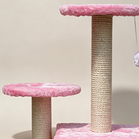 Arbre à chat d'intérieur compact avec poteaux à gratter en sisal, niche pour chat, deux plateformes et jouet souris suspendu pour chatons et petits chats