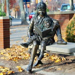 Sculpture en bronze coulée sur mesure grandeur nature, garçon, fille, mère, enseignant et enfants lisant sur un banc, statue d'extérieur - Product Image 1