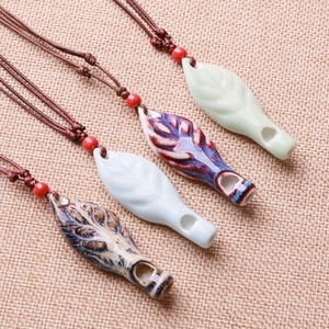 Collar con colgante musical de cerámica con forma de hoja en relieve y un solo orificio para niños - Product Image 1