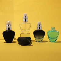 Flacon pompe en verre en forme de cœur de 30 ml, style unique personnalisé, emballage avec bouchons pompe pour fond de teint liquide
