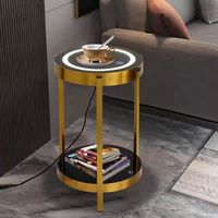 Nordisches Modernes Sofa mit Seitlichen Metallstreifen Couchtisch Stehlampe Wohnzimmer Kabellose Ladestation