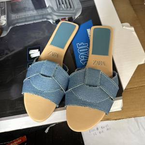 <span class=keywords><strong>2025</strong></span> 여름 새로운 스퀘어 헤드 크로스 플랫 간단한 여성의 야외 엿보기 발가락 샌들 슬리퍼 오픈 백 디자인 대외 무역 - Product Image 2