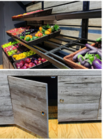 Présentoir robuste ventilé en métal noir et bois avec poignées et plateau de drainage à fentes pour l'affichage des produits frais et de boulangerie en supermarché