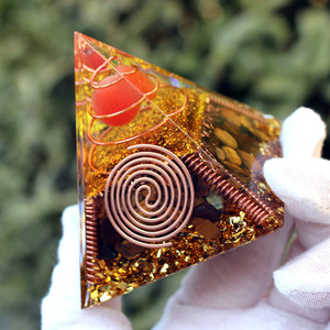 Ornement en résine époxy cristalline en forme de pyramide avec bobine de cuivre et boule rouge, décoration de bureau Feng Shui pour salon - Product Image 4