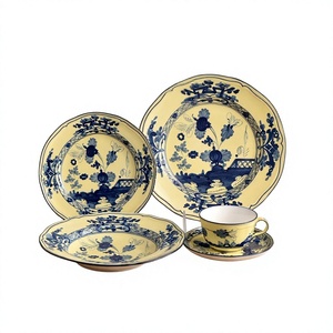 Service de table de luxe 5 pièces en porcelaine, motif floral bleu Chinoiserie jaune — Assiette plate, bol à soupe, tasse à thé et soucoupe - Product Image 1