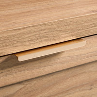 Commode étroite minimaliste moderne à cinq tiroirs en panneaux de particules avec poignées métalliques, grand espace de rangement, façade de tiroir en U et pieds centraux
