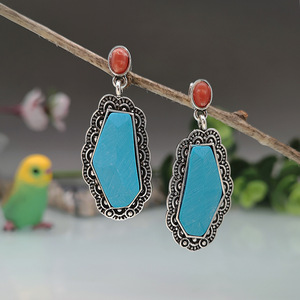 Orecchini Pendenti Etnici Vintage con Dettagli Floreali Intagliati e Design in Pietre Colorate, Stile Artigianale, Accessori di Moda - Product Image 1