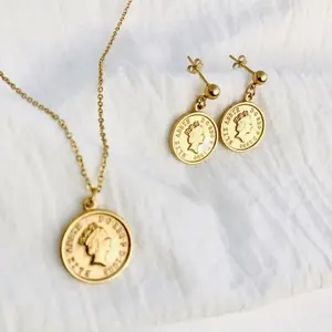 Pendentif avec Relief de la reine ustensile en acier inoxydable, bijoux en plaqué or 18K avec motif de princesse d'épaules, vente en gros