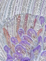 Tissu en tulle brodé de perles et de sequins en forme de plumes de paon, idéal pour les robes de soirée haute couture 2026