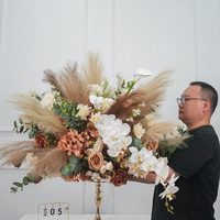 Centro de mesa con bola de flores para boda, estilo bohemio, con hierba de pampa artificial y arreglo de hortensias.
