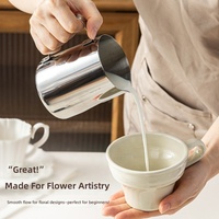Pichet à Latte Art en Acier Inoxydable 304 avec Poignée Bec, Outil d'Estimation de la Quantité, Design Minimaliste Moderne, Logo Gravé au Laser pour Usage Domestique
